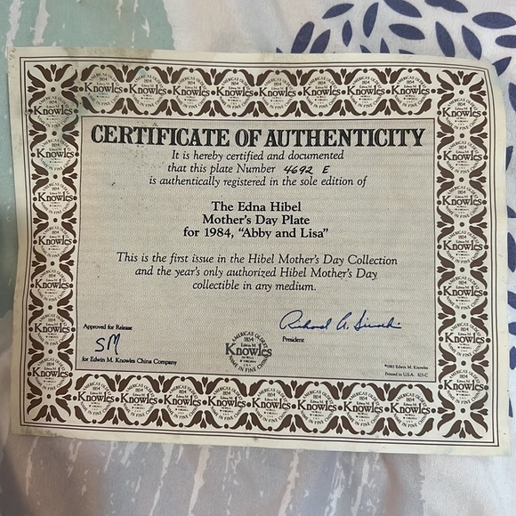 1984 Edna Hibel Mothers Day Plate,22k Gold Rim plate #4692E - Picture 7 of 9